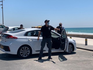 אוכפים את איסור הכניסה לחוף בת ים