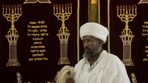 קייס אביהו עזריה הצליח לכופף את המדינה, שתאלץ להשוות את שכרם של מנהיגי העדה האתיופית לזה של הרבנים 