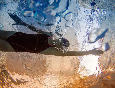 מילי גלדסטון, קצרת ראייה, השתתפה באתגר שחייה של כ-10 ק"מ, כדי לגייס כסף לפרויקט בת מצווה לעמותה המספקת משקפיים למעוטי יכולת