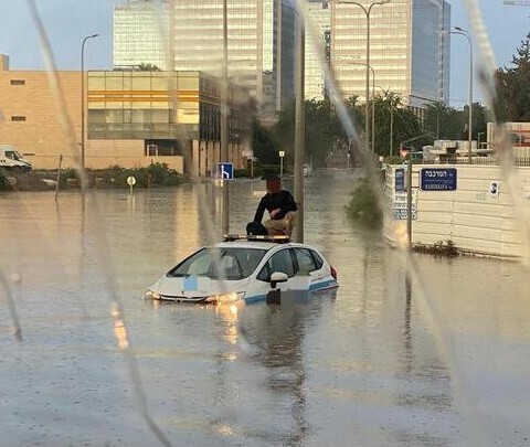 מכונית ששקעה בשלולית ענק