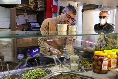עבד אבו ליל, הבעלים של מסעדת אבו סעיד בהרצליה, מתמודד עם המשבר הכלכלי ומודה ללקוחות שנשארים נאמנים 