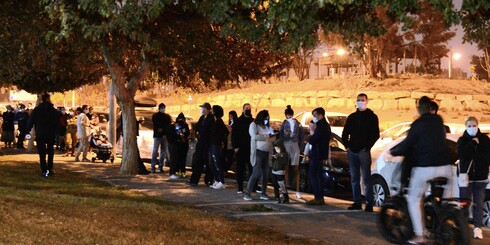 באר שבע, שכונת נווה זאב. מאות ממתינים בתור לבדיקת קורונה 