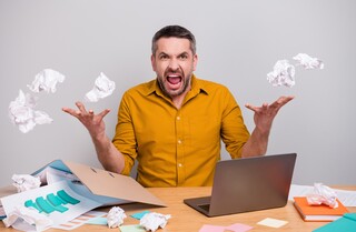 למרות שזה נשמע כמו הקלה בתנאים, עבודה ולימודים מן הבית לא מפחיתים מן העומס