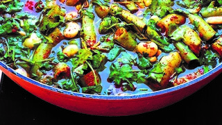 בשר לחי עם פול ירוק, כוסברה ושום