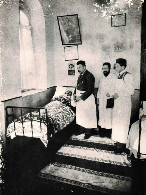 רופא המושבה, הד"ר מזיא ועוזריו לצד מיטת חולה, סוף המאה ה-19