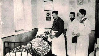 רופא המושבה, הד"ר מזיא ועוזריו לצד מיטת חולה, סוף המאה ה-19