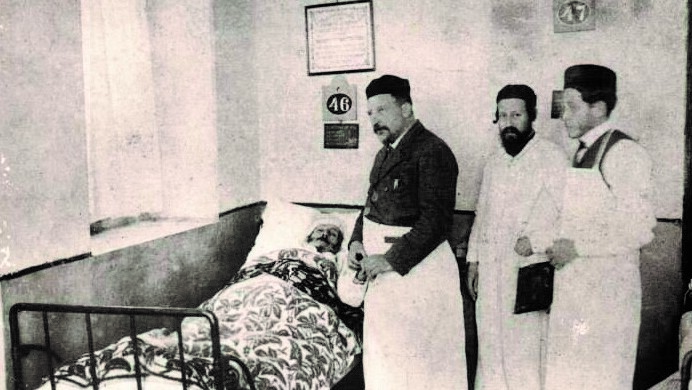 רופא המושבה, הד"ר מזיא ועוזריו לצד מיטת חולה, סוף המאה ה-19