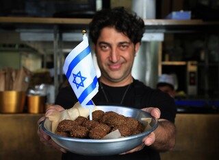 אריאל רוזנטל. "לפעמים אנשים מכירים בתור לפלאפל ואחר כך מתחתנים" 