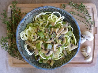 אטריות קישוא ברוטב פטריות ואפונה ירוקה