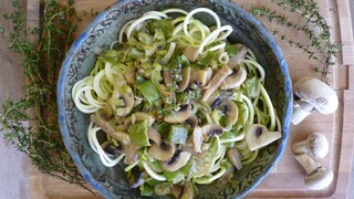 אטריות קישוא ברוטב פטריות ואפונה ירוקה