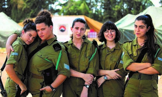 כוכבות הסדרה. מימין לשמאל: נועה אסטנג'לוב, עלמה קיני, אלונה סער, מיה לנדסמן וכרמל בין 