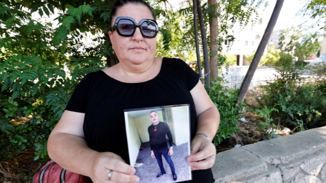 אביגיל גינת ותמונת בנה הנעדר