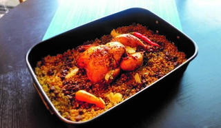 עוף שלם על מצע פריקה ובשר טחון