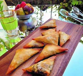 משולשי פילו במילוי פיקנטי מתקתק 