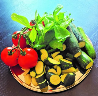 זוקיני חצויים ועגבניות חתוכות גס