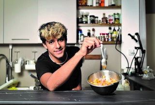 אביב אנקווה בפעולה 