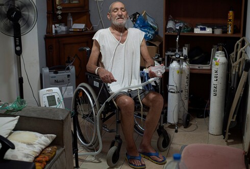 מוטי טקו, שחולה במחלת ריאות קשה, מתחנן שלא יפונה מביתו, מבקש קורת גג כדי שיוכל לחבר את מכונות הנשימה לחשמל 