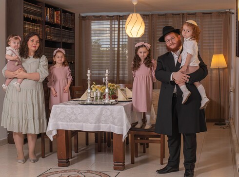 שולחן החג של משפחת מענדי מכפר סבא: מתוק וכמה שיותר