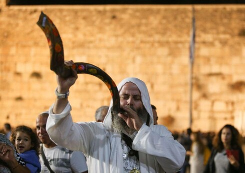 רגע לפני השנה החדשה תקיעת שופר ברחבת הכותל
