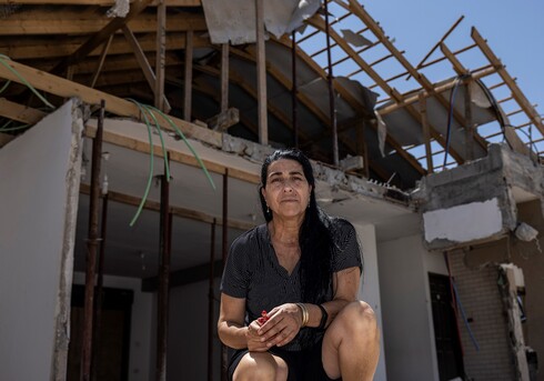 פנינה מכלוף מאשקלון מתקשה לחזור לביתה שנהרס כמעט כליל. בעלה אשר עוקב אחרי הקבלנים, אך העבודות מתקדמות לאט 