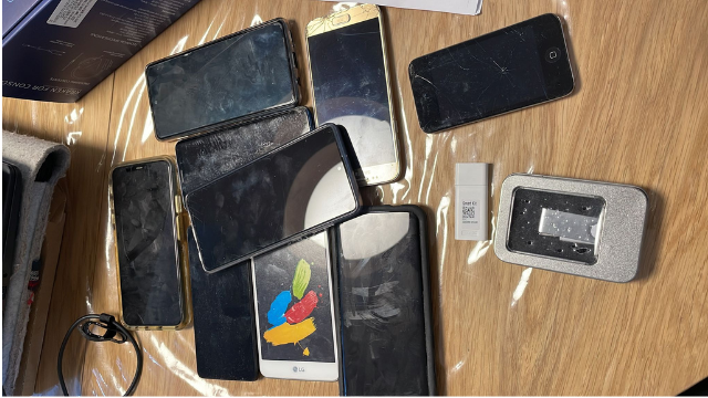 עשרות הטלפונים שנמצאו בביתו של החשוד