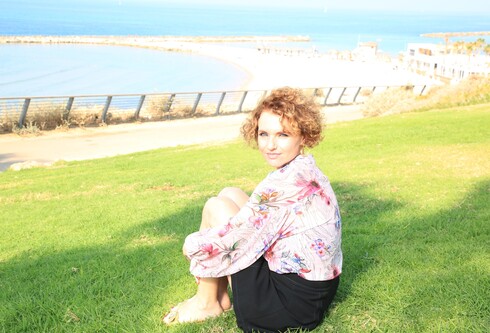 מיה בכר, שחקנית בעלת סטודיו למשחק, גרה בצפון הישן של תל אביב
