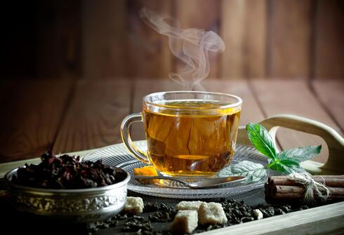 חליטות צמחים, פירות ותבלינים מכונים בשפה עממית תה, אך הם לא מכילים את עלי התה עצמו 