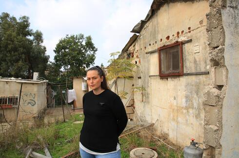 חגית קוברינה שרעבי, ממובילי מאבק המשפחות שמתגוררות בתוואי הקו הסגול בכפר שלם, נלחמת על הבית