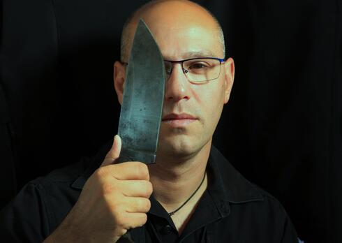 האספן תומר מור מחזיק בביתו כ-70 גרזנים ומאות סכינים 