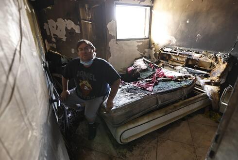 רוברט סילביאן בבית השרוף, בזמן שבבית חולים ברזילי בתו מאושפזת עם שפעת ומצבה מידרדר. "גם השריפה וגם מה שעברנו עם הילדה, זה לא נורמלי"