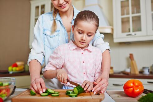 בחירת מצרכים ואכילה נבונה עוזרים לילדים להעריך מזון בריא