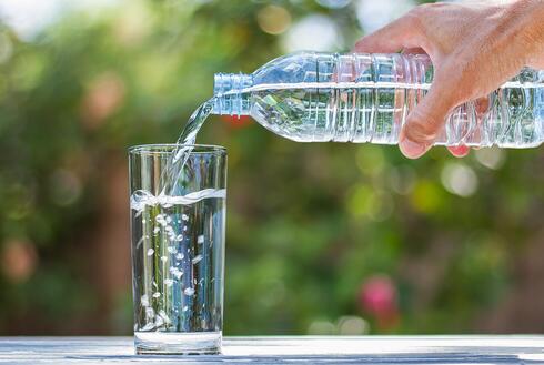 המים המינרלים בארץ משווקים בבקבוקי פלסטיק שעלולים לשחרר כימיקלים למים