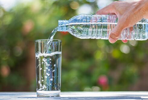 המים המינרלים בארץ משווקים בבקבוקי פלסטיק שעלולים לשחרר כימיקלים למים