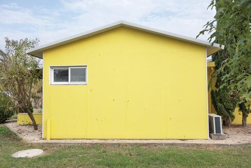 כפר מסריק, הבית הצהוב. "נראה כמו בית מציור ילדים. ציור נאיבי"