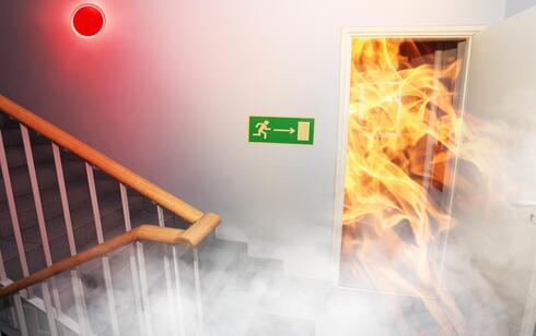 תפקיד הדלת הוא לתחום את האש והעשן, ולא לאפשר לתוצרי השריפה לעבור בין אזורים שונים בבניין