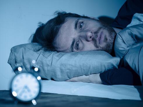 מתעוררים ב-3 בלילה ולא יכולים להירדם שוב? כנראה שאתם סובלים מלחץ או חרדה