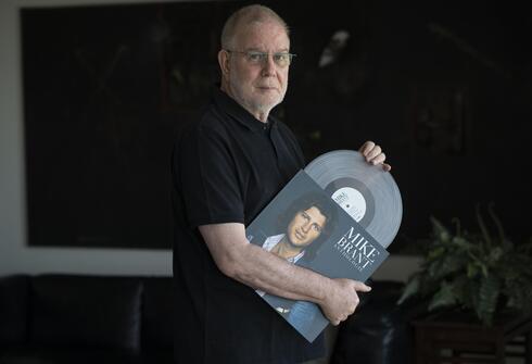 צביקה, אחיו של מייק ברנט, תרם את עזבונו של הזמר לטובת תערוכה שנפתחה בחיפה לזכרו 