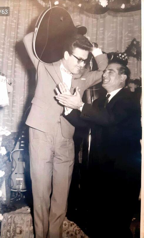 סבא רבא ישראל רודיטי עם אריס סאן בחתונת הוריה של שחר־בורק
