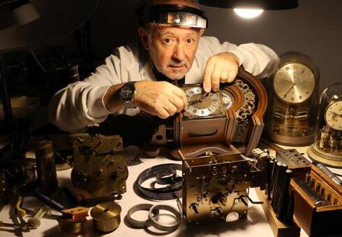 לאוניד רויטמן מקרית גת מתקן ואוסף שעונים עתיקים