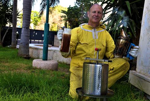 רוני שלמן מקדיש את חייו לדבורי הדבש ומטפל בבעיות רפואיות באמצעות ארס דבורים