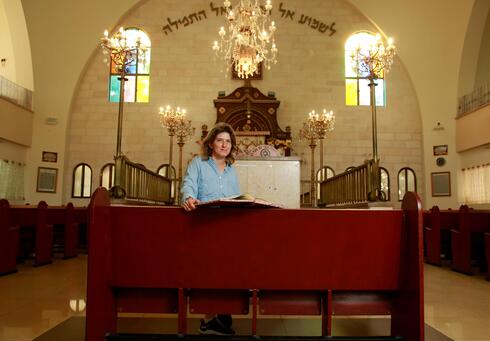 מתפללת קבועה בבית הכנסת 'קהילת יחד'' היא אביגיל שפרבר, קולנוענית לסבית דתיה, מייסדת ארגון 'בת קול' וממקימות קהילת יחד