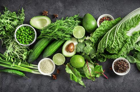 ירקות ירוקים מכילים אנטי-אוקסידנטים המשפרים את המערכת החסינות במעי