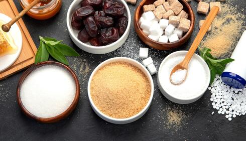 צריכת סוכר טבעי בכמות נמוכה עדיפה על צריכת ממתיקים מלאכותיים