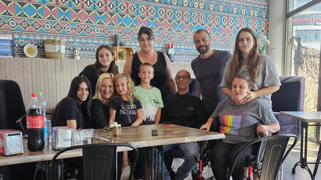 טל אסייג ומשפחתה במסעדה