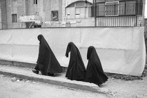 אישה ובנותיה עוטות רדיד עם רעלה מאה שערים, ירושלים, 2015. צילום: אביר סולטן