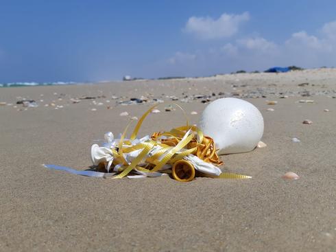 בלונים שנשארו בחוף מעיין צבי. צילום: דן בירון, המשרד להגנת הסביבה